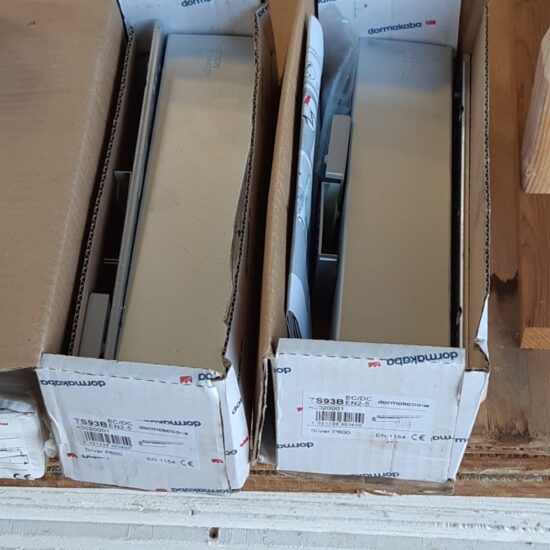 2 Dorma deurdrangers TS93B met volgorderegelaar GSR/V